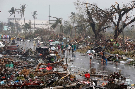 typhoon haiyan hits tacloban